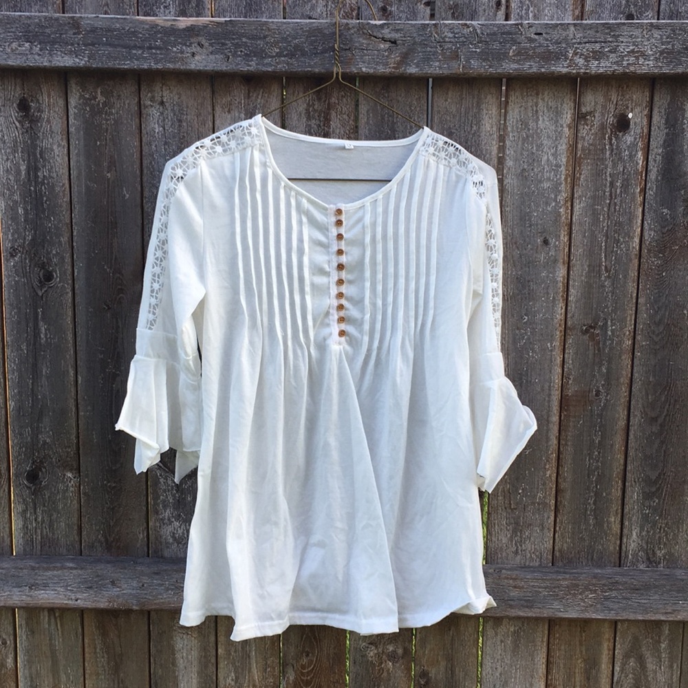 White pirateshirt longsleeve’s covers the belly